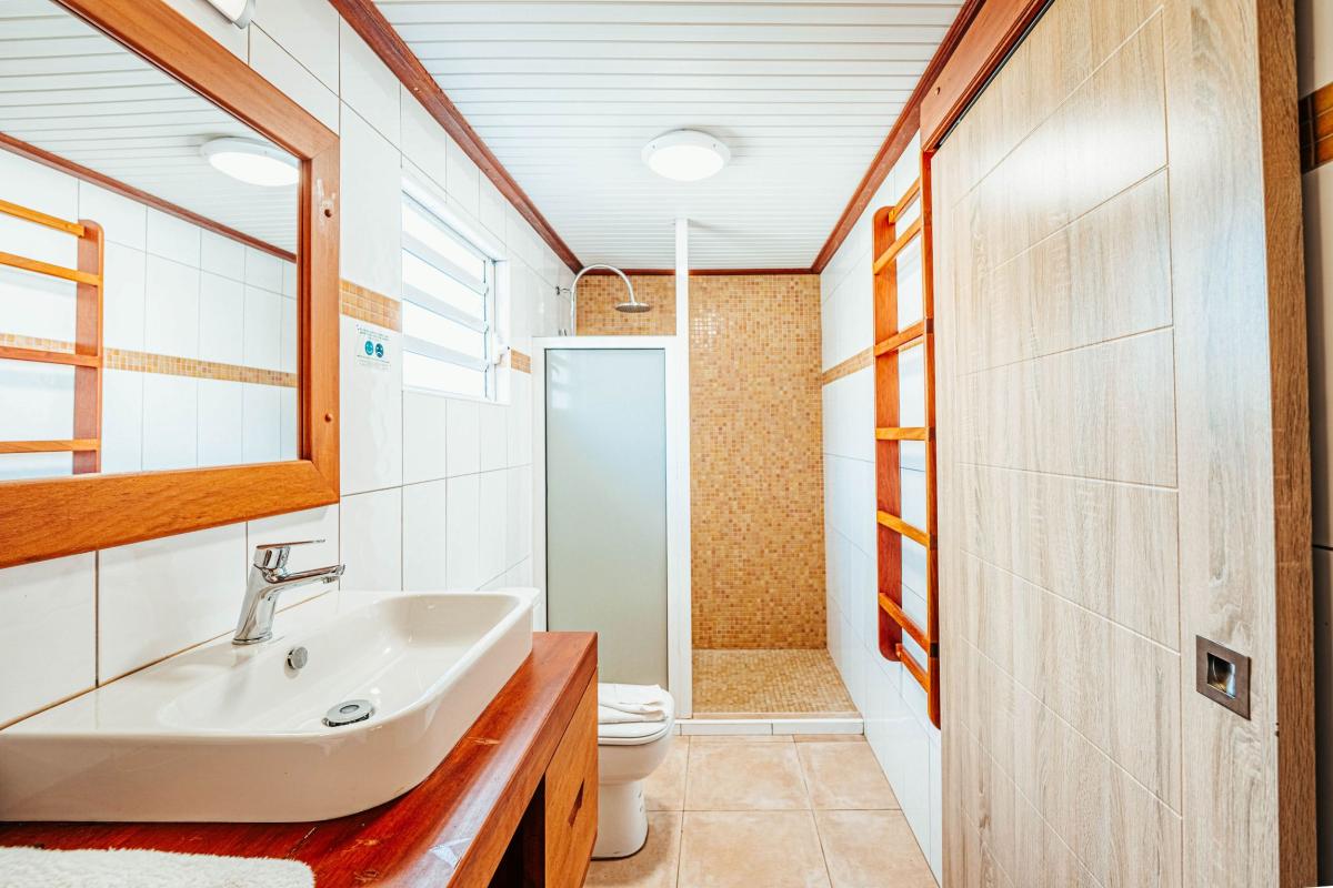 Hotel pied dans l'eau martinique BAMBOU  - salle de douche harmonie